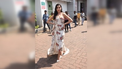 The humble Nora Fatehi stopped and struck some poses for the paparazzi outside her vanity. (HT Photo/Varinder Chawla)
