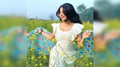 If you want to go desi then you can pick your favourite white chikankari salwar set and pair it with a vibrant coloured dupatta like this Janhvi Kapoor look. (Instagram/@janhvikapoor) If you want to go desi then you can pick your favourite white chikankari salwar set and pair it with a vibrant coloured dupatta like this Janhvi Kapoor look. (Instagram/@janhvikapoor)