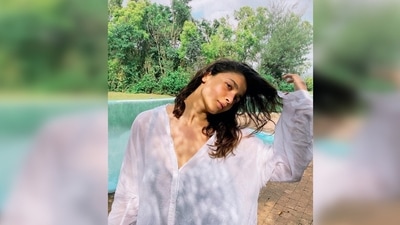 If you have a soft corner for anything oversized then a baggy fit t-shirt or shirt can be your Holi 2022 outfit. (Instagram/@aliaabhatt) If you have a soft corner for anything oversized then a baggy fit t-shirt or shirt can be your Holi 2022 outfit. (Instagram/@aliaabhatt)