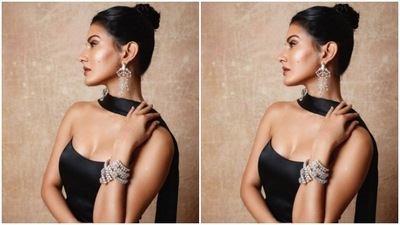 Amyra’s gown came with off-shoulder details, a thigh high slit and a gathered-up detail near to the waist. Amyra paired it with a black satin throw around her shoulders to give her look a more cocktail party effect. (Instagram/@amyradastur93)