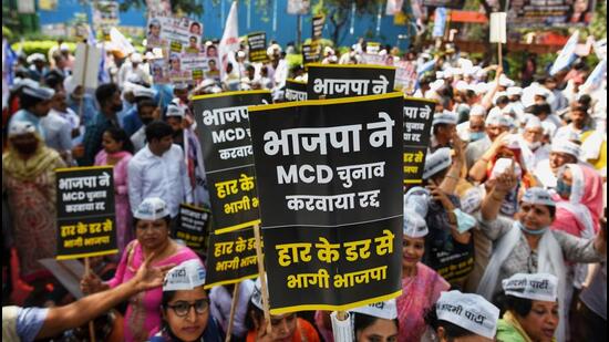 Aam Aadmi Party (AAP) supporters march towards Bharatiya Janata Party (BJP) headquarters during a protest against BJP for postponing the Municipal Corporations of Delhi (MCD) elections, on Monday. (Amal KS/HT Photo)