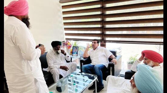 Punjab Congress affairs in-charge Harish Chaudhary interacting with party candidates from the Malwa belt, in Chandigarh on Tuesday. (Twitter)
