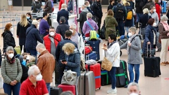 Numerous travelers wait in long lines at Hamburg Airport on Tuesday, March 15, 2022.&nbsp;(AP)