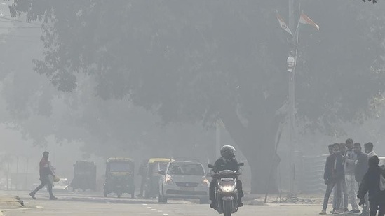The maximum temperature in Delhi on Monday was 33 degrees Celsius and the minimum was 17 degrees Celsius.(HT file photo. Representative image) The maximum temperature in Delhi on Monday was 33 degrees Celsius and the minimum was 17 degrees Celsius.(HT file photo. Representative image)