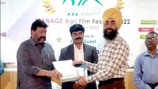 Ludhiana-based scientist Jaswinder Singh receiving the award at Manage Agri Film Festival, held on March 11. (HT PHOTO)