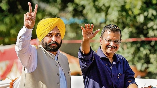 Delhi chief minister and AAP convener Arvind Kejriwal with Punjab CM-designate Bhagwant Mann.(HT_PRINT)