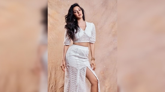 Holi is all about keeping it comfy yet stylish. You can also opt for an all-white co-ord set and accessorise it with jewellery.(Instagram/@kiaraaliaadvani)