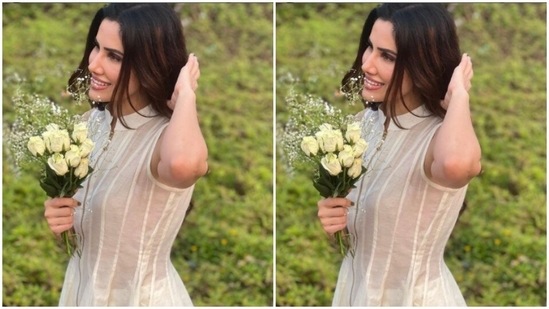 Sonnalli held white roses and posed for the pictures in an outdoor setup.(Instagram/@sonnalliseygall)