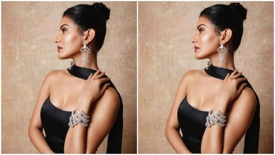 Amyra’s gown came with off-shoulder details, a thigh high slit and a gathered-up detail near to the waist. Amyra paired it with a black satin throw around her shoulders to give her look a more cocktail party effect.(Instagram/@amyradastur93)