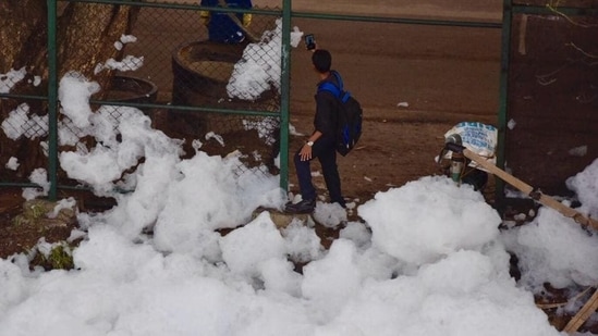 Toxic foam spewing out of one of Bengaluru’s lakes (Arijit Sen/HT Photo: 2017)
