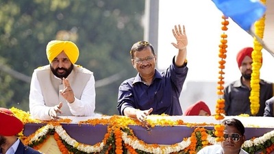 Punjab CM-elect Bhagwant Mann and Aam Aadmi Party (AAP) national convener Arvind Kejriwal during a victory roadshow (ANI) (HT_PRINT) Punjab CM-elect Bhagwant Mann and Aam Aadmi Party (AAP) national convener Arvind Kejriwal during a victory roadshow (ANI) (HT_PRINT)