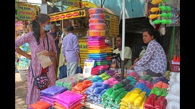 A woman is seen purchasing colours from a roadside vendor at Mahatma Phule mandai on Wednesday. (Ravindra Joshi/HT PHOTO) A woman is seen purchasing colours from a roadside vendor at Mahatma Phule mandai on Wednesday. (Ravindra Joshi/HT PHOTO)