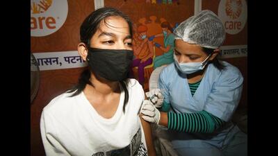A health worker administers a dose of Corbevax Covid-19 vaccine to a teenager in the age group of 12-15 years in Patna on Wednesday. (Santosh Kumar/HT Photo) A health worker administers a dose of Corbevax Covid-19 vaccine to a teenager in the age group of 12-15 years in Patna on Wednesday. (Santosh Kumar/HT Photo)