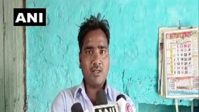 UP election results: The Samajwadi Party supporter said that Akhilesh Yadav gave him a gold chain and asked not to indulge in bets anymore. (ANI) UP election results: The Samajwadi Party supporter said that Akhilesh Yadav gave him a gold chain and asked not to indulge in bets anymore. (ANI)