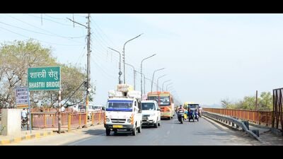 At Shastri Bridge of Prayagraj, a fresh layer of bituminous will be laid on the 2 km long road of this bumpy bridge (HT photo) At Shastri Bridge of Prayagraj, a fresh layer of bituminous will be laid on the 2 km long road of this bumpy bridge (HT photo)