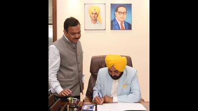 Bhagwant Mann assuming charge as the Punjab chief minister in Chandigarh on Wednesday as A Venu Prasad, the additional chief secretary to the CM, looks on. (HT Photo) Bhagwant Mann assuming charge as the Punjab chief minister in Chandigarh on Wednesday as A Venu Prasad, the additional chief secretary to the CM, looks on. (HT Photo)