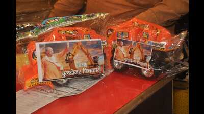 Water guns (pitchkaris) made of plastic in the shape of a bulldozer have become quite a craze in Varanasi. (Rajesh Kumar/HT) Water guns (pitchkaris) made of plastic in the shape of a bulldozer have become quite a craze in Varanasi. (Rajesh Kumar/HT)