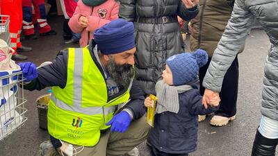 A volunteer from United Sikhs, a human rights and advocacy organisation affiliated with the United Nations, hands out aid to Ukrainian refugees in Medyka, Poland, near the border with Ukraine. (By arrangement) A volunteer from United Sikhs, a human rights and advocacy organisation affiliated with the United Nations, hands out aid to Ukrainian refugees in Medyka, Poland, near the border with Ukraine. (By arrangement)