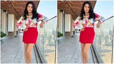 Assisted by makeup artist Richard Joseph, Sunny decked up in nude eyeshadow, black eyeliner, mascara-laden eyelashes, drawn eyebrows, contoured cheeks and a shade of nude lipstick. (Instagram/@sunnyleone)