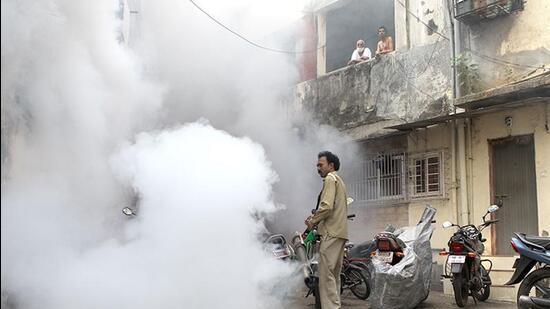 A senior public health official, on condition of anonymity, said under the new provisions, owners of domestic premises will have to pay ₹100 per container in which mosquito larvae are found, instead of ₹50/ container in the old regime. (Representative image/HT Archive)