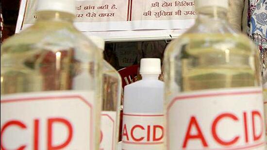 The police said they were probing the case and it was not yet clear if the acid was deliberately thrown by someone. Scuffle among children is reportedly stated to be the reason behind the incident in which six persons suffered acid burn injuries in Tarn Taran village. (HT File Photo/ Representational image)