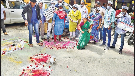 Karnataka high court bench also asked the BBMP Chief Commissioner Gaurav Gupta to provide a report on potholes in the Bengaluru. (PTI) Karnataka high court bench also asked the BBMP Chief Commissioner Gaurav Gupta to provide a report on potholes in the Bengaluru. (PTI)