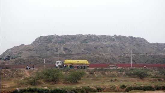 A total of 12.5 lakh MT legacy waste is to be cleared from the 25-acre Dadumajra landfill in Chandigarh. (HT File Photo)