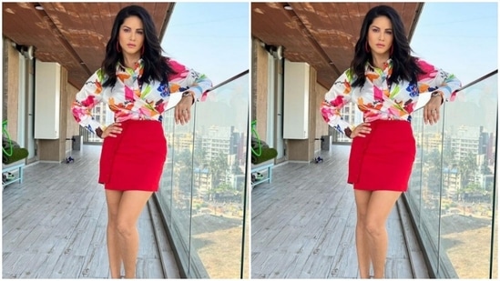 Assisted by makeup artist Richard Joseph, Sunny decked up in nude eyeshadow, black eyeliner, mascara-laden eyelashes, drawn eyebrows, contoured cheeks and a shade of nude lipstick.(Instagram/@sunnyleone)