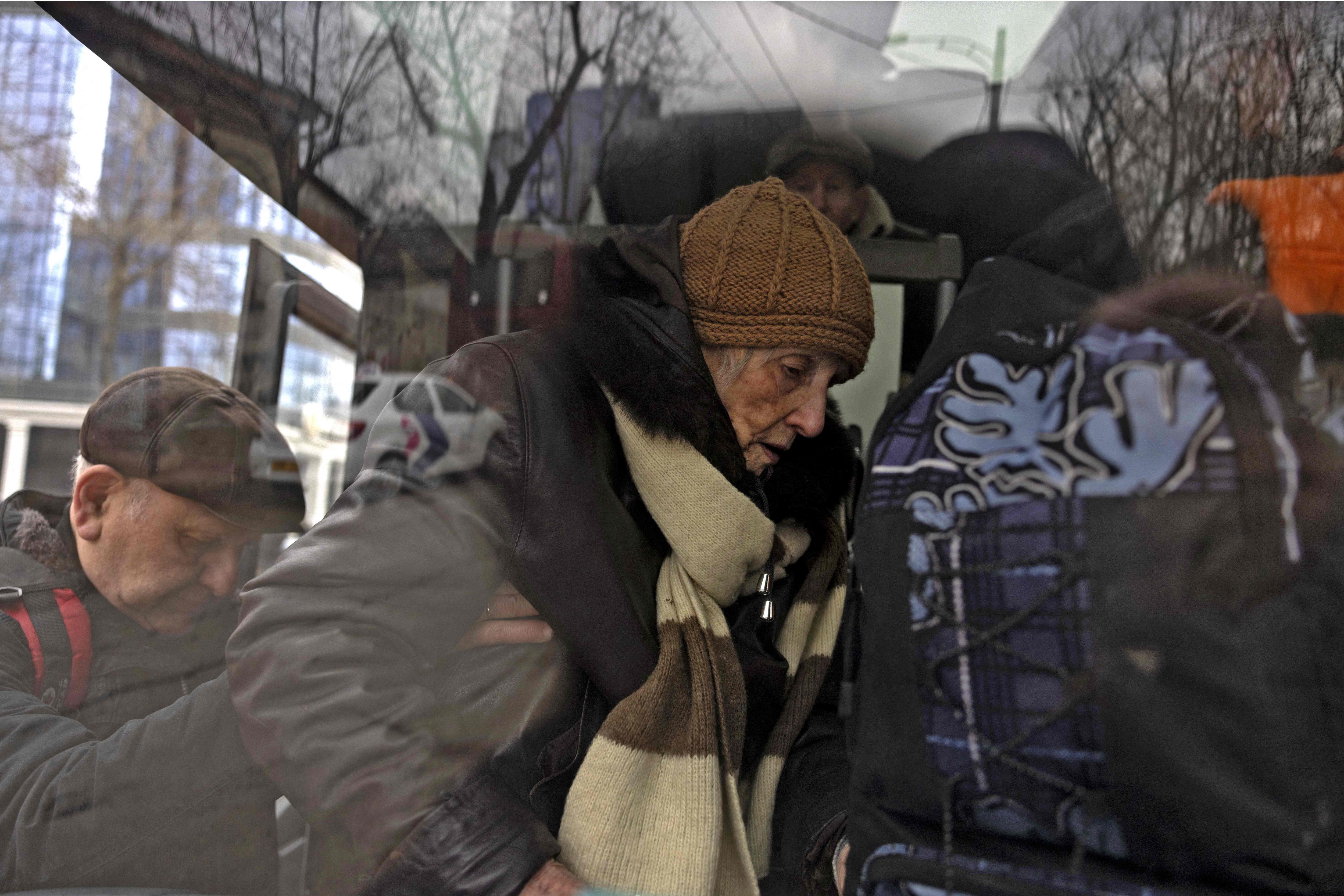 Ukrainian Jewish refugees board a bus in front of Agudat Israel synagogue in the Moldovan capital Kishinev, before heading to the airport to board a plane to Israel, on March 10, 2022. (AFP) Ukrainian Jewish refugees board a bus in front of Agudat Israel synagogue in the Moldovan capital Kishinev, before heading to the airport to board a plane to Israel, on March 10, 2022. (AFP)