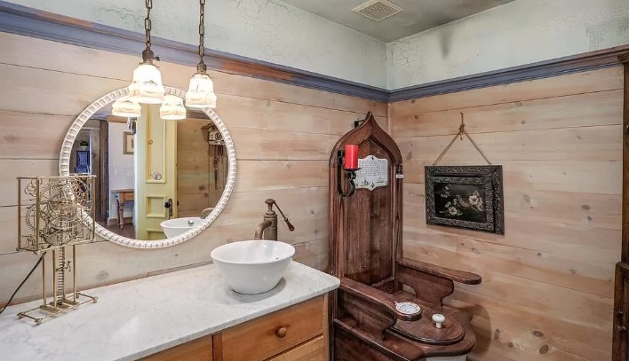The image shows throne-like toilet at a house in Michigan. (Screengrab)