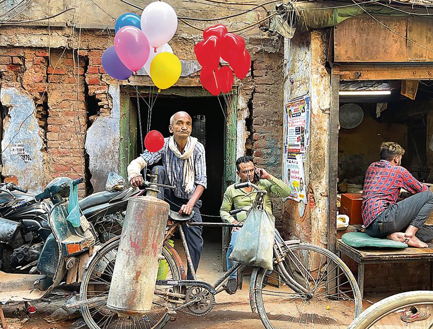 Chhote Lal has been into this street hawking business since 1978. Chhote Lal has been into this street hawking business since 1978.