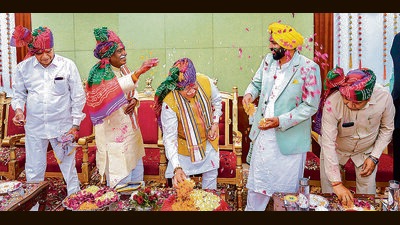 Punjab CM Bhagwant Mann with his Haryana counterpart Manohar Lal Khattar, governor Bandaru Dattatreya and others during a ’Holi Milan Samaroh’ at Haryana Raj Bhawan, in Chandigarh, on Thursday. (PTI) Punjab CM Bhagwant Mann with his Haryana counterpart Manohar Lal Khattar, governor Bandaru Dattatreya and others during a ’Holi Milan Samaroh’ at Haryana Raj Bhawan, in Chandigarh, on Thursday. (PTI)