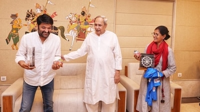Kapil Sharma, Nandita Das pose with Odisha's CM Naveen Patnaik in new photos. Kapil Sharma, Nandita Das pose with Odisha's CM Naveen Patnaik in new photos.