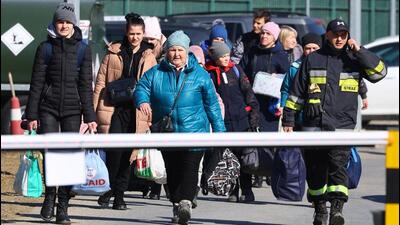 Refugees cross the border from Ukraine to Poland, fleeing the Russian invasion of Ukraine, at a border checkpoint in Kroscienko, Poland on Thursday. (REUTERS PHOTO.) Refugees cross the border from Ukraine to Poland, fleeing the Russian invasion of Ukraine, at a border checkpoint in Kroscienko, Poland on Thursday. (REUTERS PHOTO.)