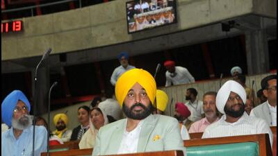 Punjab chief minister Bhagwant Mann along with the newly elected AAP MLAs on the the first day of 16th Punjab Vidhan Sabha in Chandigarh on Thursday. (Ravi Kumar/HT) Punjab chief minister Bhagwant Mann along with the newly elected AAP MLAs on the the first day of 16th Punjab Vidhan Sabha in Chandigarh on Thursday. (Ravi Kumar/HT)