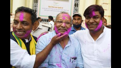 Legislators celebrate Holi with deputy chief minister Tarkishore Prasad outside Bihar Assembly on Thursday. (Santosh Kumar/HT Photo) Legislators celebrate Holi with deputy chief minister Tarkishore Prasad outside Bihar Assembly on Thursday. (Santosh Kumar/HT Photo)