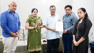 Chief minister Arvind Kejriwal handed the appointment letter to Ankur Sharma and met his family as well. (HT Photo) Chief minister Arvind Kejriwal handed the appointment letter to Ankur Sharma and met his family as well. (HT Photo)