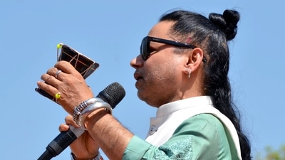 Singer Kailash Kher performs at a Holi celebrations at Vrindavan, Mathura. (ANI) Singer Kailash Kher performs at a Holi celebrations at Vrindavan, Mathura. (ANI)