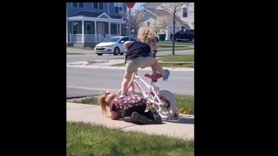 A screengrab of the video of an elder sister helping her younger one to get up on a bike. (goodnews_movement/Instagram) A screengrab of the video of an elder sister helping her younger one to get up on a bike. (goodnews_movement/Instagram)
