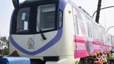 According to media reports, many passengers were stranded on the Badarpur-Kalkaji line for two and a half hours. According to media reports, many passengers were stranded on the Badarpur-Kalkaji line for two and a half hours.