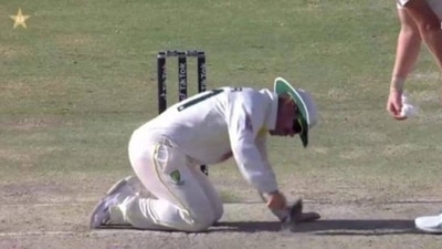 David Warner uses a hammer to fix the Karachi pitch during 2nd PAK vs AUS Test (Twitter) David Warner uses a hammer to fix the Karachi pitch during 2nd PAK vs AUS Test (Twitter)