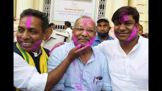 Legislators celebrate Holi with deputy chief minister Tarkishore Prasad outside Bihar Assembly on Thursday. (Santosh Kumar/HT Photo)
