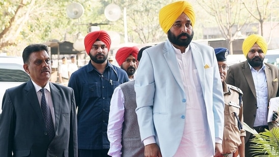 After taking oath as Punjab CM, Mann appealed to all the newly-elected MLAs to not get arrogant, and said, "We have to respect even those who didn't vote for us. I thank you all &amp; AAP convenor Arvind Kejriwal."(HT Photo/Ravi Kumar)