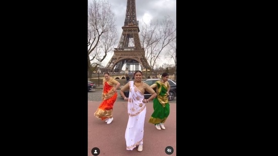 A screengrab of the video of a group of women dancing to Alia Bhatt's Dholida song in Paris.&nbsp; (mansi_dancetodream/Instagram)