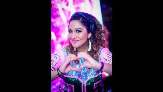 DJ Barkha Kaul is set to play songs such as Rang Barse, Holiya Mein Ude Re Gulaal, Holi Khele Raghuveera, among others. DJ Barkha Kaul is set to play songs such as Rang Barse, Holiya Mein Ude Re Gulaal, Holi Khele Raghuveera, among others.