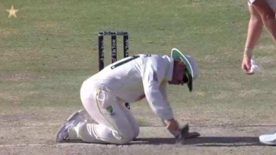 David Warner uses a hammer to fix the Karachi pitch during 2nd PAK vs AUS Test (Twitter)