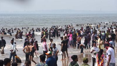 Scores of people celebrate Holi festival with colours at Juhu Beach, in Mumbai, India, on Friday. (Vijay Bate/HT Photo) Scores of people celebrate Holi festival with colours at Juhu Beach, in Mumbai, India, on Friday. (Vijay Bate/HT Photo)