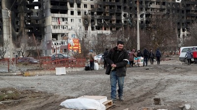 New People gather near a blocks of flats, which was destroyed during Ukraine-Russia conflict in the besieged southern port city of Mariupol, Ukraine March 17, 2022. REUTERS/Alexander Ermochenko TPX IMAGES OF THE DAY (REUTERS)