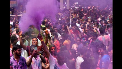 Holi being played in Navi Mumbai on Friday. A boy in Ulhasnagar was beaten by unknown persons after he questioned them why they threw water balloons at him. (BACHCHAN KUMAR/HT PHOTO)