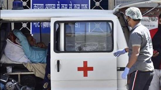 Mumbai was the epicentre of the first and second waves in the country. The third wave, which began in the third week of December 2021, peaked in the city on January 7 this year with 20,971 cases, a day on which 1,395 Covid-positive patients were hospitalised. (Sanjeev Verma/HT PHOTO)